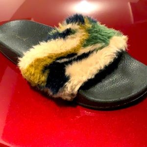 Used Fatigue fluff sandal